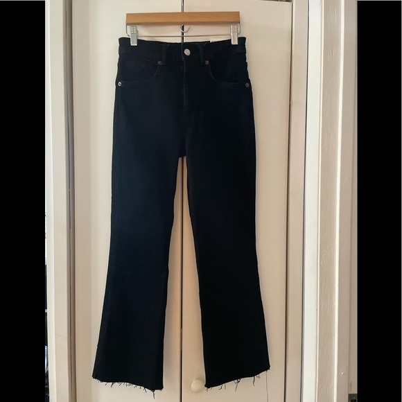 *ZARA* High rise crop flare jeans in black US 4 - Picture 1 of 7